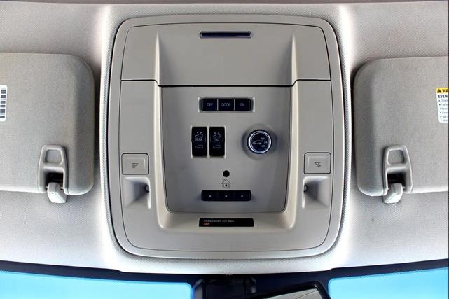 Photo of 2017 White Frost Tricoat GMC Yukon