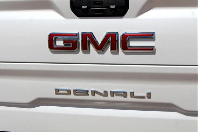 Photo of 2022 White Frost Tricoat GMC Sierra 1500