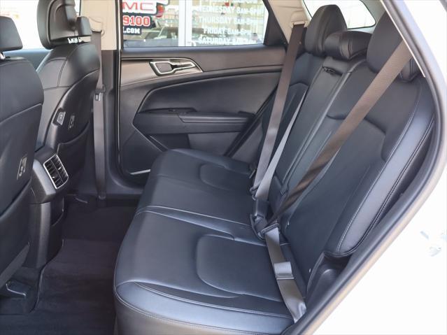 Photo of 2023 Snow White Pearl Kia Sportage Hybrid