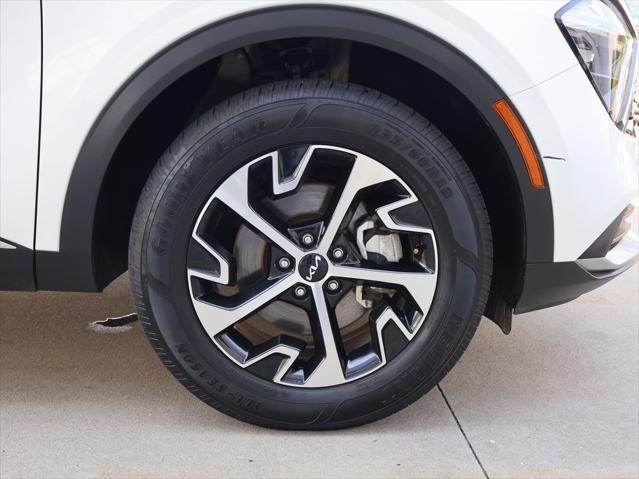 Photo of 2023 Snow White Pearl Kia Sportage Hybrid
