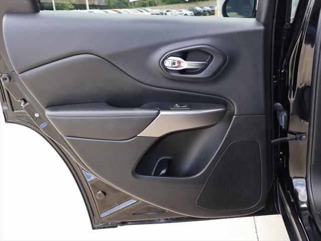 Photo of 2019 Diamond Black Crystal Pearlcoat Jeep Cherokee