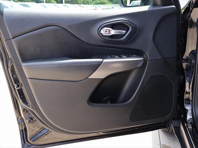 Photo of 2019 Diamond Black Crystal Pearlcoat Jeep Cherokee