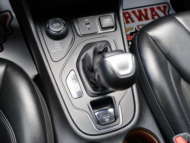 Photo of 2019 Diamond Black Crystal Pearlcoat Jeep Cherokee