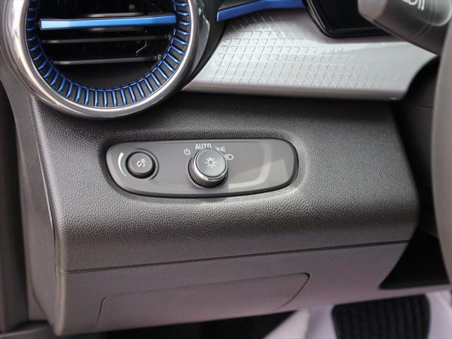 Photo of 2025 Summit White Chevrolet Trax