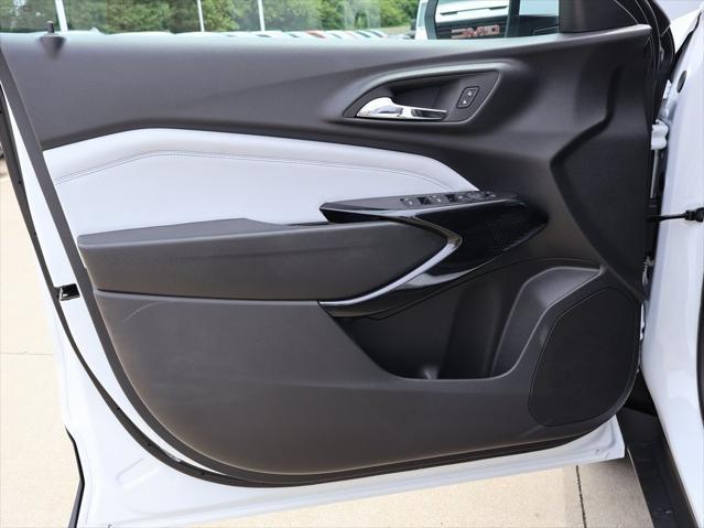 Photo of 2025 Summit White Chevrolet Trax