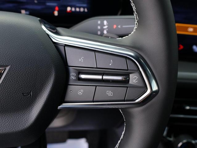 Photo of 2025 Summit White Chevrolet Traverse