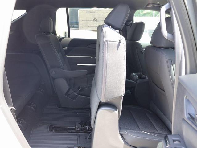 Photo of 2025 Summit White Chevrolet Traverse