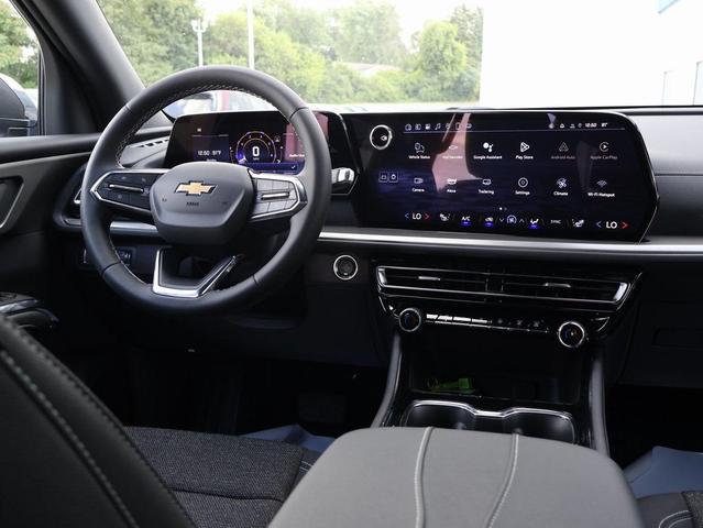 Photo of 2025 Summit White Chevrolet Traverse