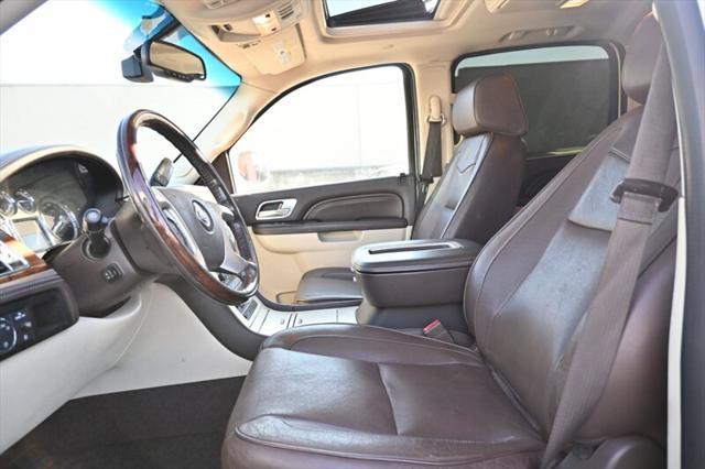 Photo of 2014 White Diamond Tricoat Cadillac Escalade ESV