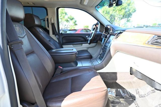 Photo of 2014 White Diamond Tricoat Cadillac Escalade ESV