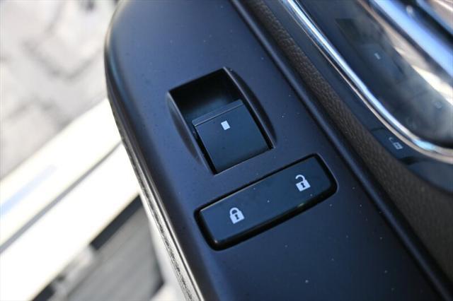 Photo of 2014 White Diamond Tricoat Cadillac Escalade ESV