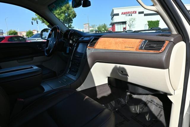 Photo of 2014 White Diamond Tricoat Cadillac Escalade ESV