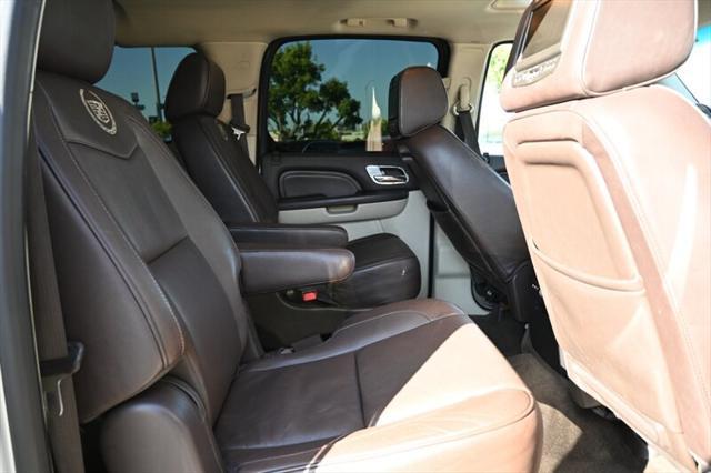 Photo of 2014 White Diamond Tricoat Cadillac Escalade ESV