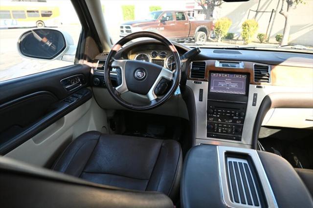 Photo of 2014 White Diamond Tricoat Cadillac Escalade ESV