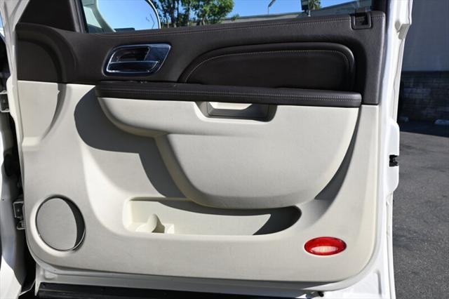 Photo of 2014 White Diamond Tricoat Cadillac Escalade ESV