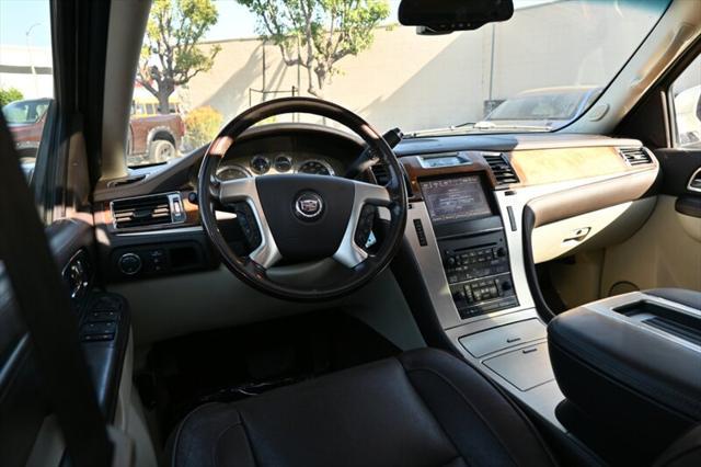 Photo of 2014 White Diamond Tricoat Cadillac Escalade ESV