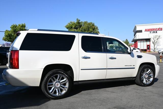 Photo of 2014 White Diamond Tricoat Cadillac Escalade ESV