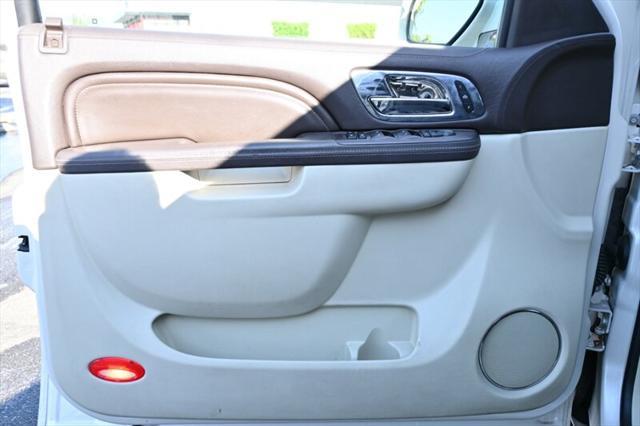 Photo of 2014 White Diamond Tricoat Cadillac Escalade ESV