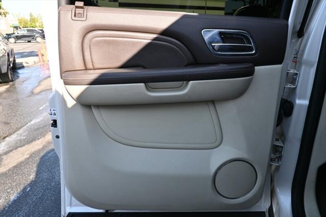 Photo of 2014 White Diamond Tricoat Cadillac Escalade ESV