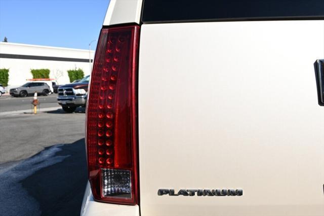 Photo of 2014 White Diamond Tricoat Cadillac Escalade ESV