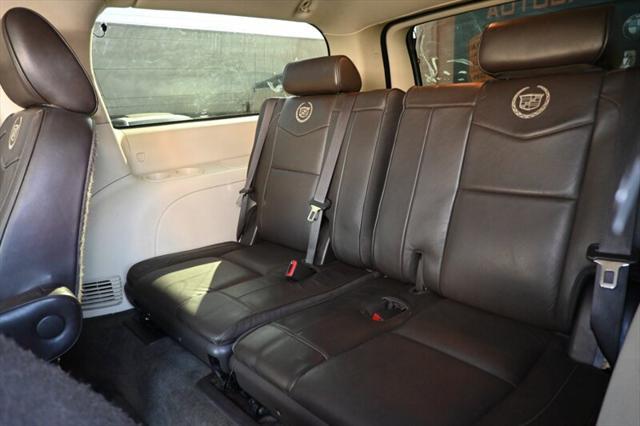 Photo of 2014 White Diamond Tricoat Cadillac Escalade ESV