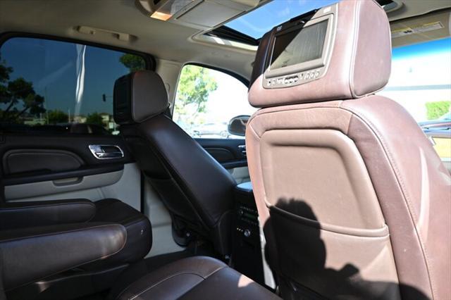 Photo of 2014 White Diamond Tricoat Cadillac Escalade ESV