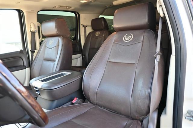 Photo of 2014 White Diamond Tricoat Cadillac Escalade ESV