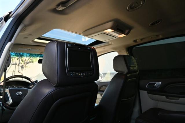 Photo of 2014 White Diamond Tricoat Cadillac Escalade ESV