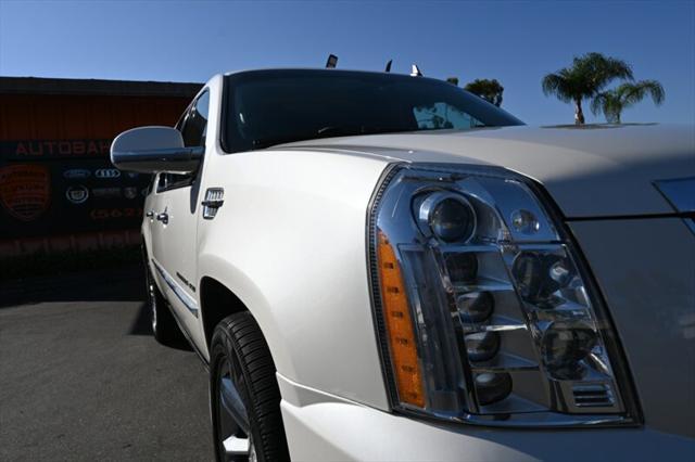 Photo of 2014 White Diamond Tricoat Cadillac Escalade ESV