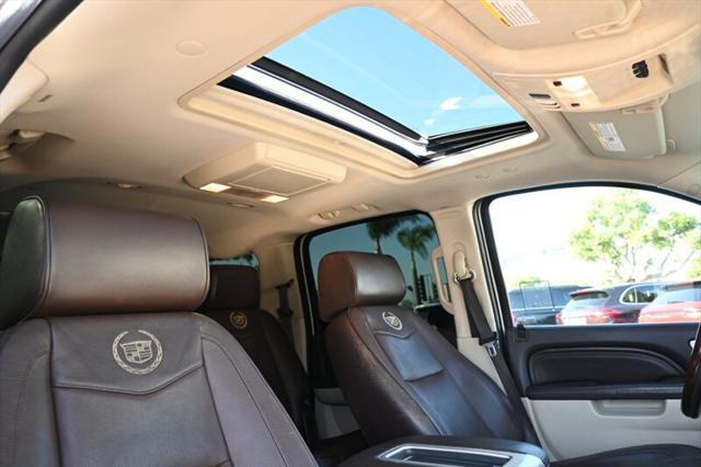 Photo of 2014 White Diamond Tricoat Cadillac Escalade ESV