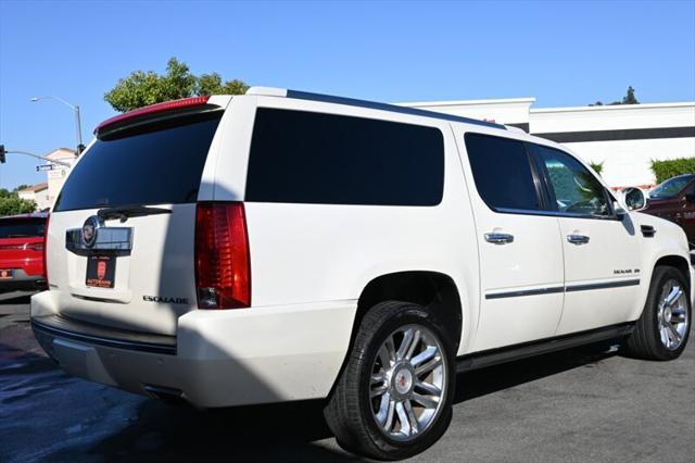 Photo of 2014 White Diamond Tricoat Cadillac Escalade ESV