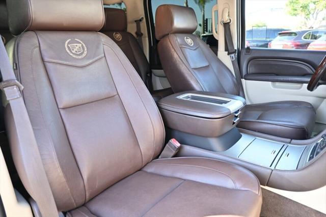 Photo of 2014 White Diamond Tricoat Cadillac Escalade ESV