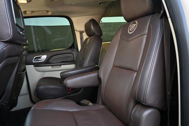 Photo of 2014 White Diamond Tricoat Cadillac Escalade ESV