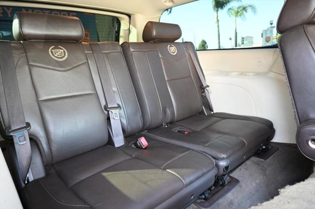 Photo of 2014 White Diamond Tricoat Cadillac Escalade ESV