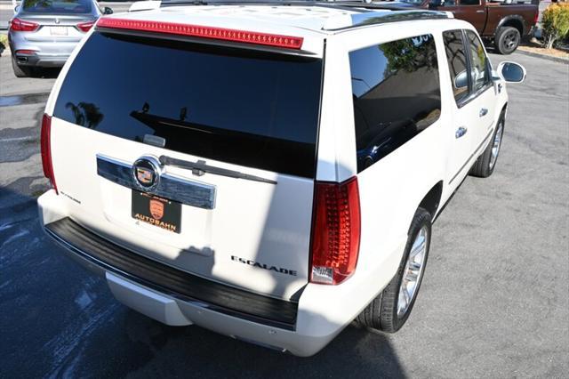 Photo of 2014 White Diamond Tricoat Cadillac Escalade ESV