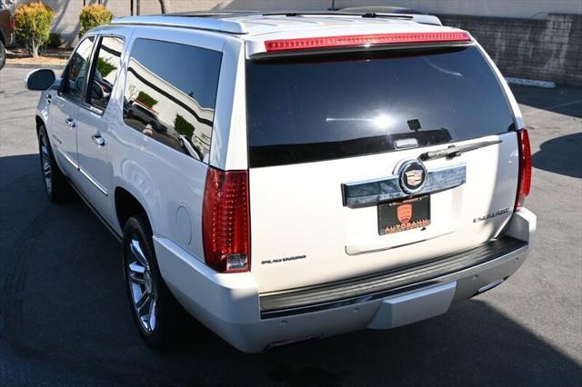 Photo of 2014 White Diamond Tricoat Cadillac Escalade ESV