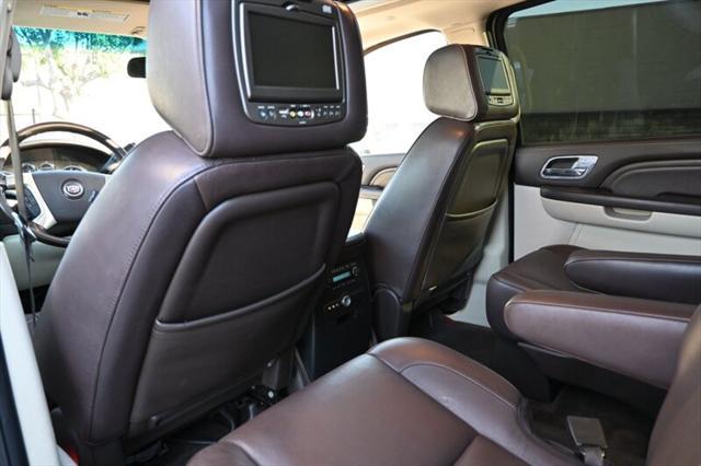 Photo of 2014 White Diamond Tricoat Cadillac Escalade ESV