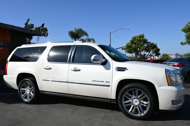 Photo of 2014 White Diamond Tricoat Cadillac Escalade ESV