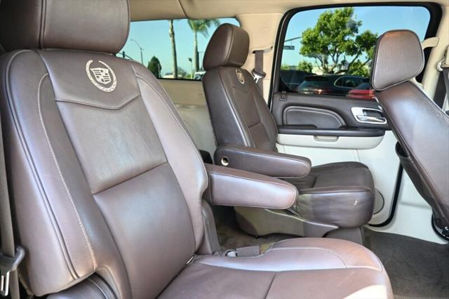Photo of 2014 White Diamond Tricoat Cadillac Escalade ESV