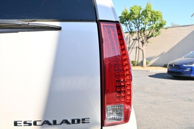 Photo of 2014 White Diamond Tricoat Cadillac Escalade ESV