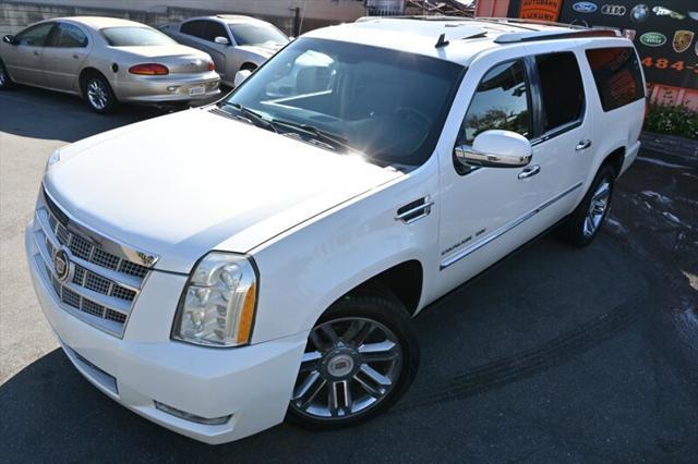 Photo of 2014 White Diamond Tricoat Cadillac Escalade ESV