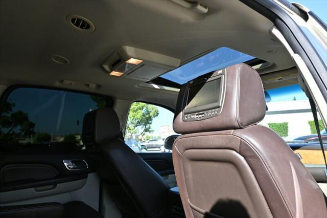 Photo of 2014 White Diamond Tricoat Cadillac Escalade ESV