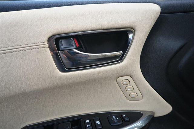 Photo of 2015 Creme Brulee Mica Toyota Avalon Hybrid