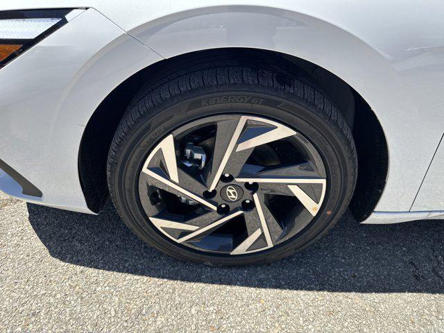 Photo of 2025 White Hyundai ELANTRA HEV