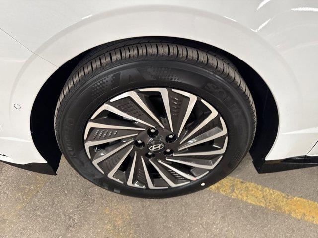 Photo of 2025 White Hyundai SONATA Hybrid