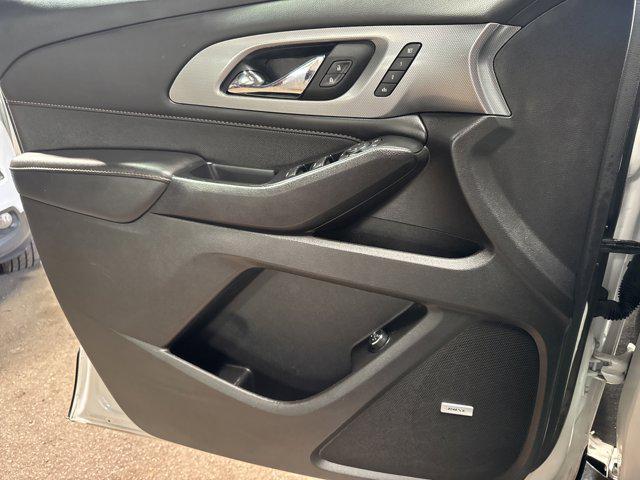 Photo of 2021 Iridescent Pearl Tricoat Chevrolet Traverse