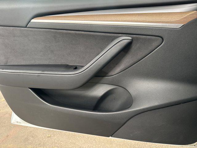 Photo of 2023 White Tesla Model 3