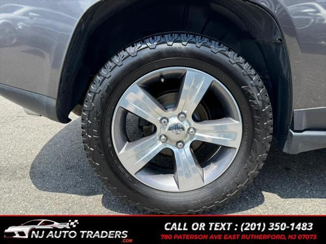 Photo of 2017 Granite Crystal Metallic Clearcoat Jeep Compass