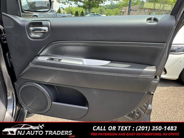 Photo of 2017 Granite Crystal Metallic Clearcoat Jeep Compass