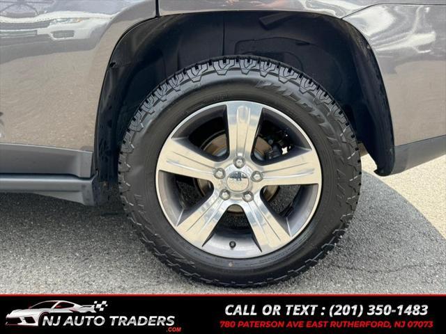 Photo of 2017 Granite Crystal Metallic Clearcoat Jeep Compass